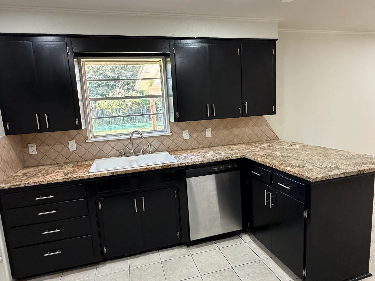 3 bed, 1.5 bath, 1219 sqft, $1,625 — Photo 4