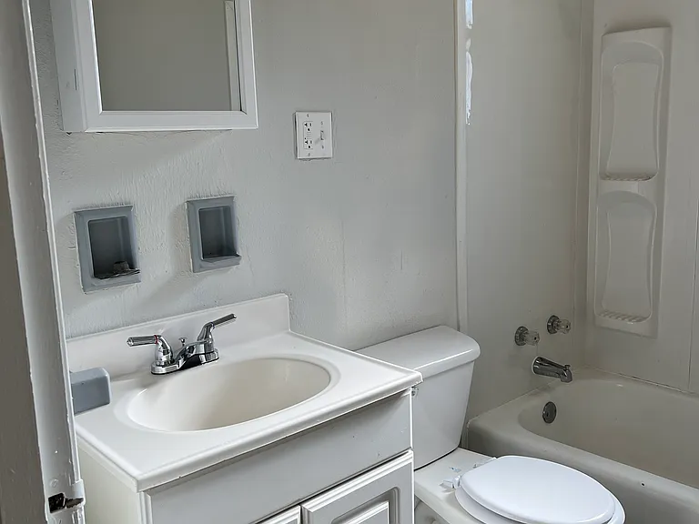 405 Linden Cir #4 — Photo 11
