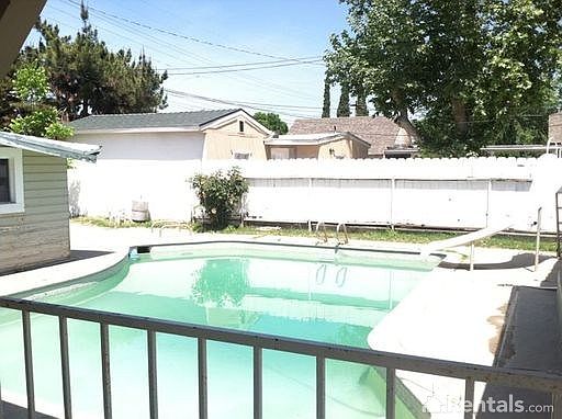 3rd image of 1247 N Thorne Ave