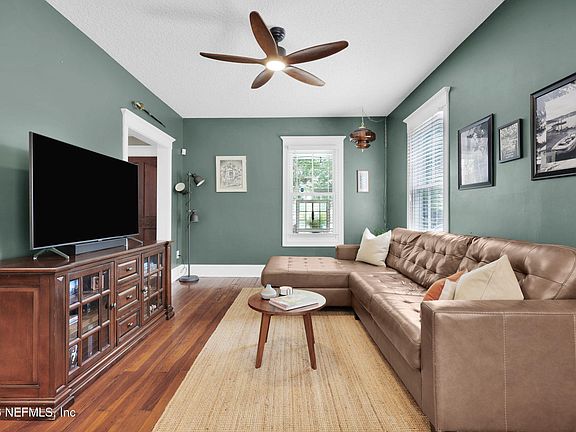 5th image of 414 E 3RD Street