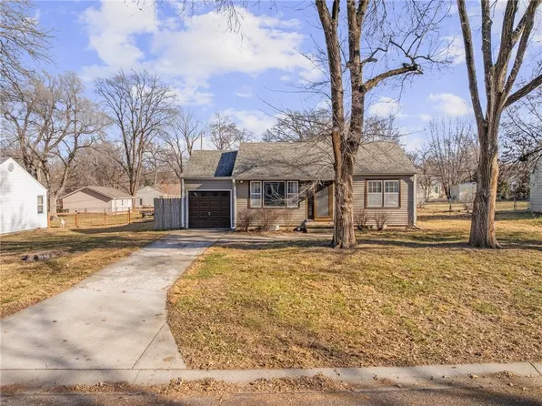 8133 Woodward St, Overland Park, KS 66204