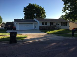102 E 26th St, Yankton, SD 57078