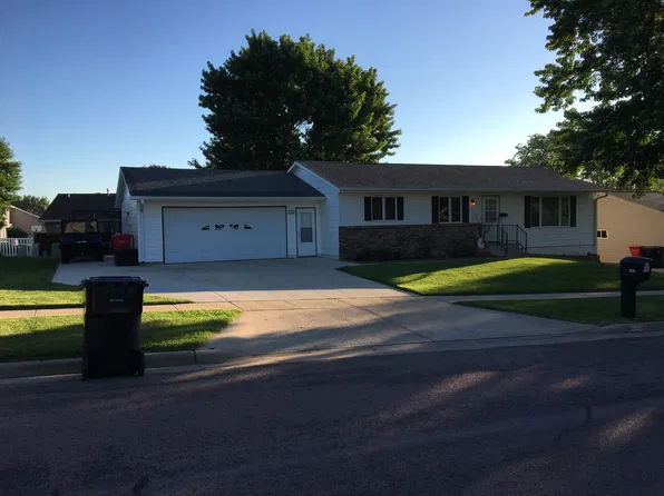 102 E 26th St, Yankton, SD 57078