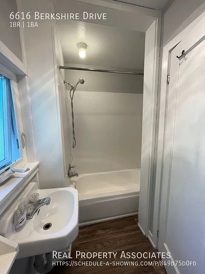 Cute 1 bed, 1 bath House in convenient Beverly neighborhood — Photo 4