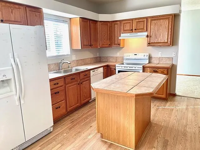3 bed, 2.5 bath, 2340 sqft, $2,525 — Photo 4