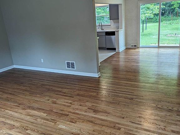 2nd image of 928 Pinewell Dr