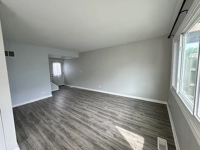 3 bed, 1.5 bath, 1100 sqft, $2,500 — Photo 3