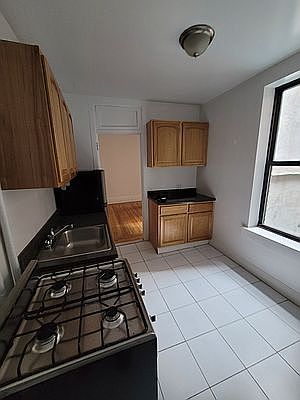 5th image of 33 Bank St APT 10