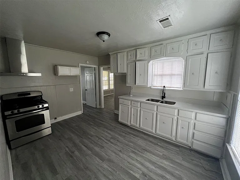 1220 Trinidad St — Photo 3