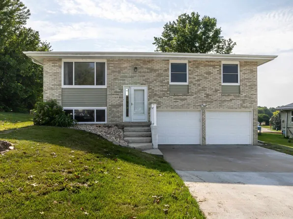 2760 Autumn Dr, Dubuque, IA 52002