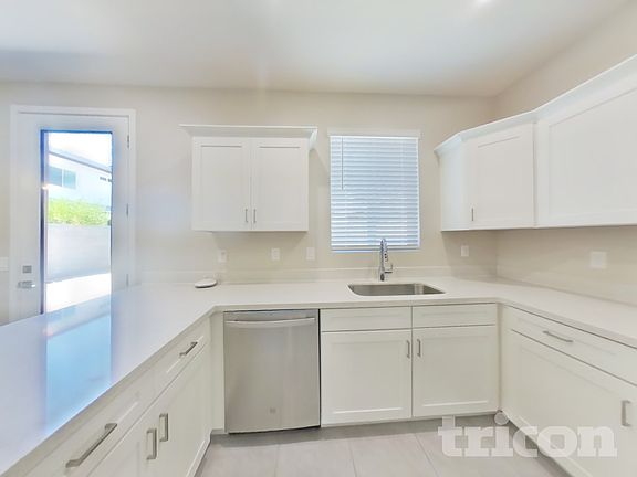 3rd image of 4536 E Grandview St