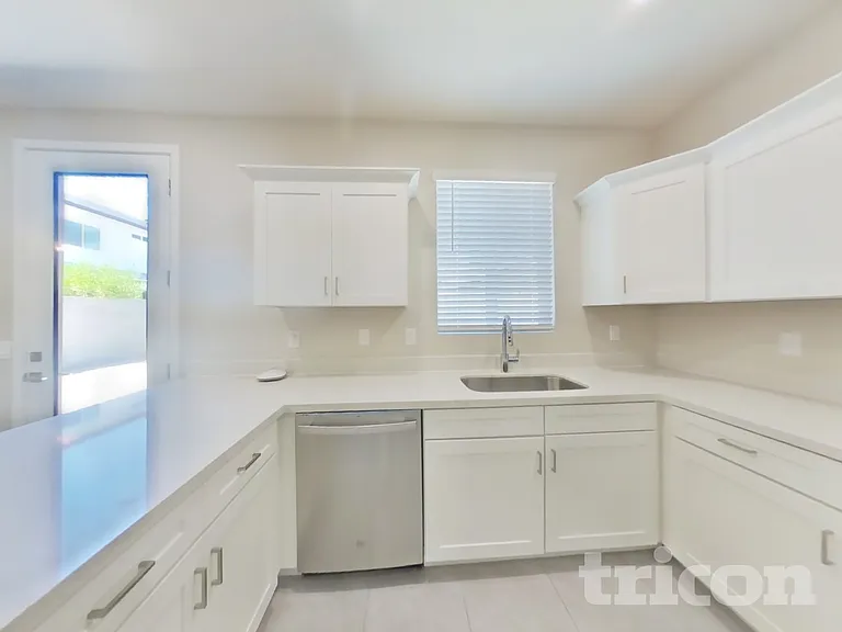 4536 E Grandview St — Photo 3