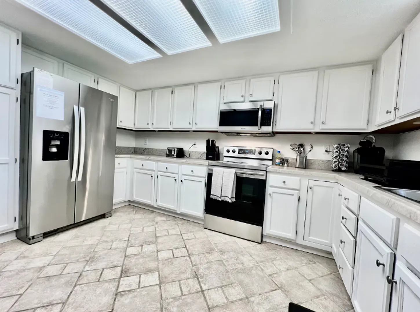 Large, stylish home in heart of Liberty twp. — Photo 3