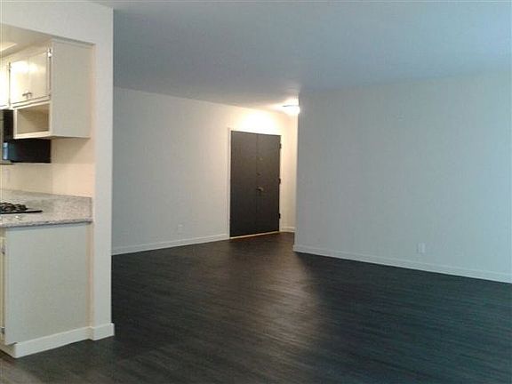 Living room (opposite view)