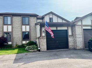 826 Country Club Dr, Saint Clair Shores, MI