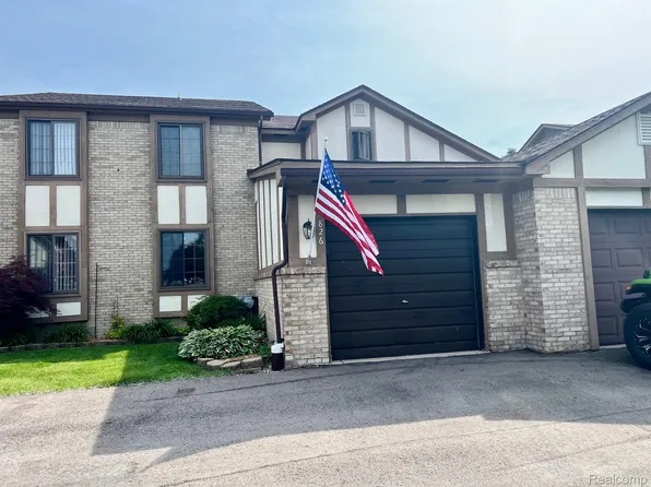 826 Country Club Dr, Saint Clair Shores, MI 48082