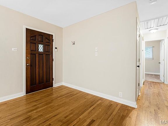 3rd image of 930 Crestland Dr
