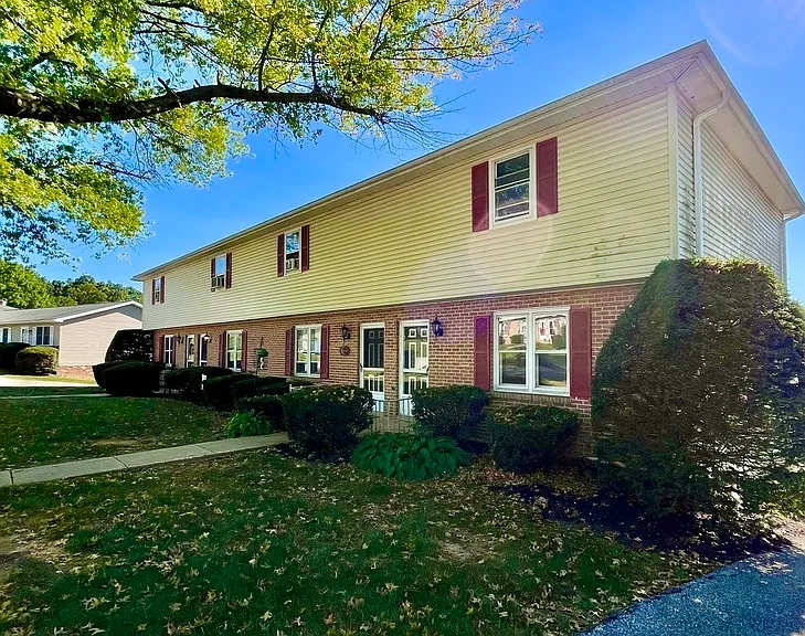 Oak Manor Dr — Photo 88