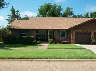 501 W 9th St, Hale Center, TX 79041