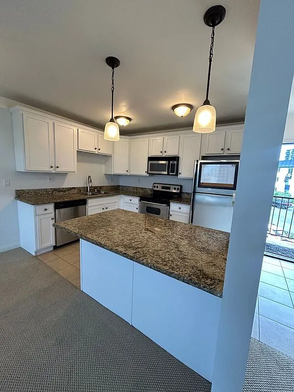 1 bed, 1.0 bath, 686 sqft, $2,200 — Photo 1