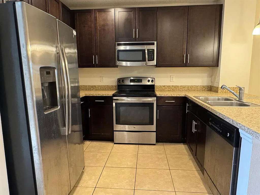 3 bed, 2.5 bath, 1539 sqft, $2,100 — Photo 4