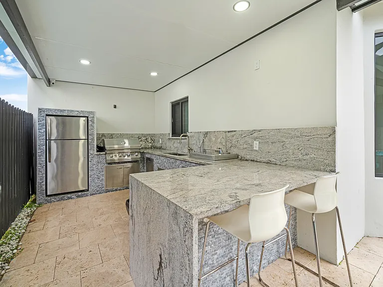 1172 SW 85th Ave — Photo 17