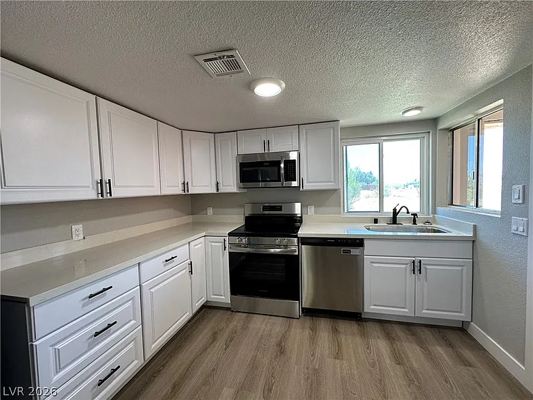 2590 N Murphy St — Photo 16