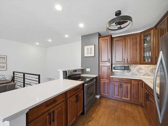 5th image of 2343 N Greenview Ave #105