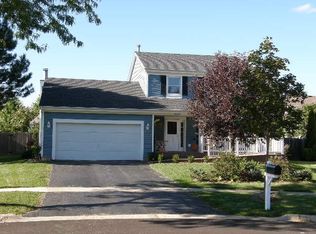 1534 Hollytree Ln, Crystal Lake, IL 60014