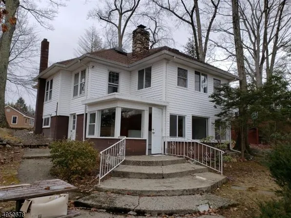 30 Strawberry Point Dr, Andover, NJ 07821