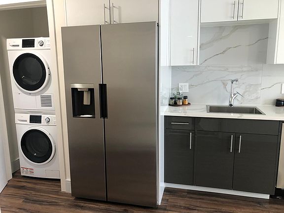 4th image of 4904 Spruce St #220