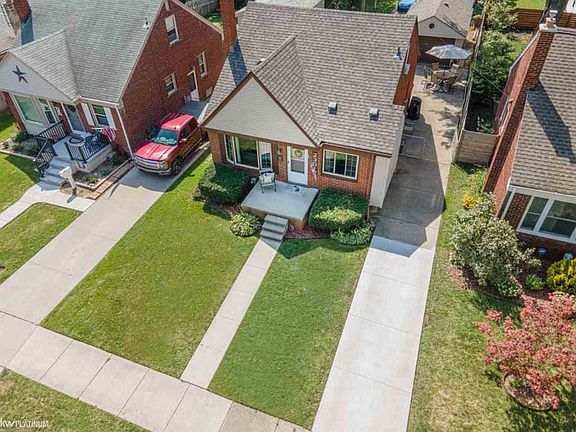 4th image of 23012 California St