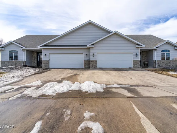 5596 Cypress Point Dr, Grand Forks, ND 58201