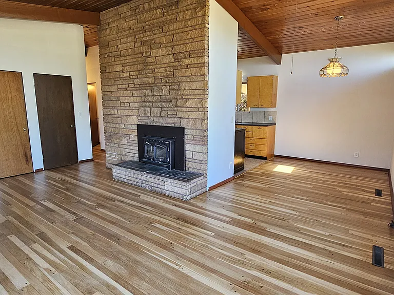 1120 W 10th St — Photo 11