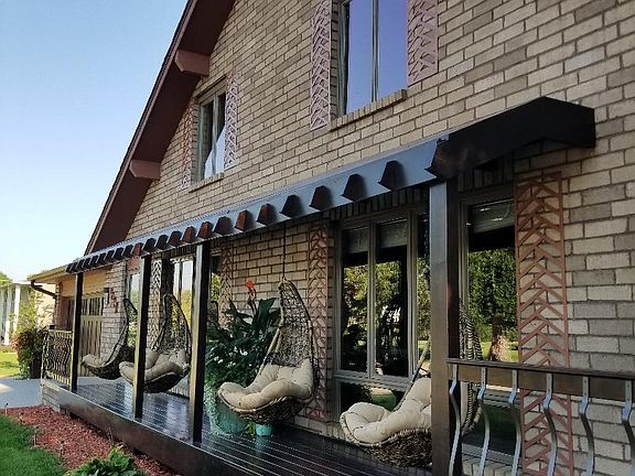 4th image of 1047 W Elm St