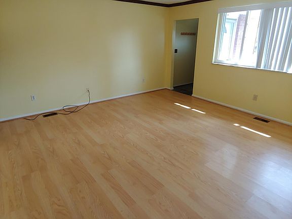 3rd image of 122 Silverwood Cir