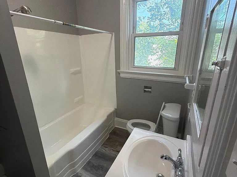 943 Rosemont Ave — Photo 15