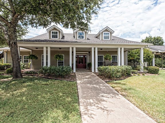 Beautiful expandsive porch