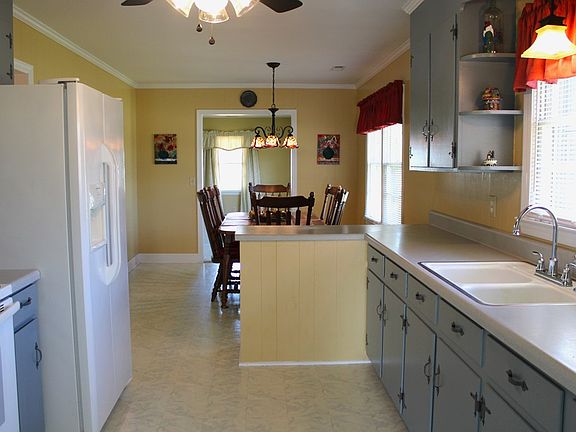 4th image of 1045 E Oak Hill Dr
