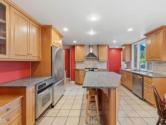 4th image of 440 University Pl