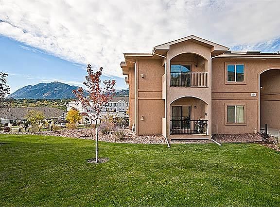 Stunning ground level condo w/views of Pikes Peak & Bear Creek Park