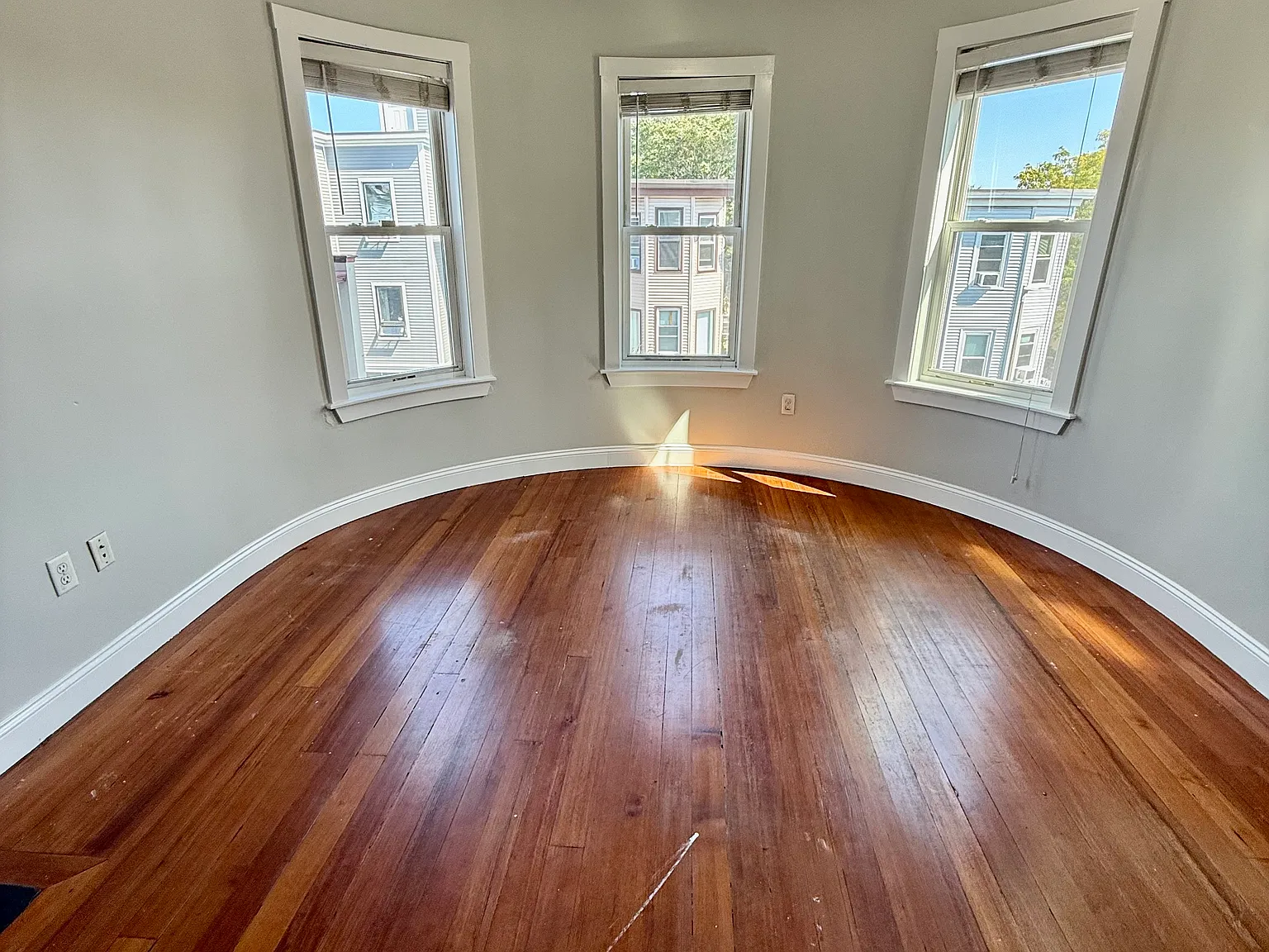 4 bed, 1.5 bath, 1400 sqft, $3,400 — Photo 2