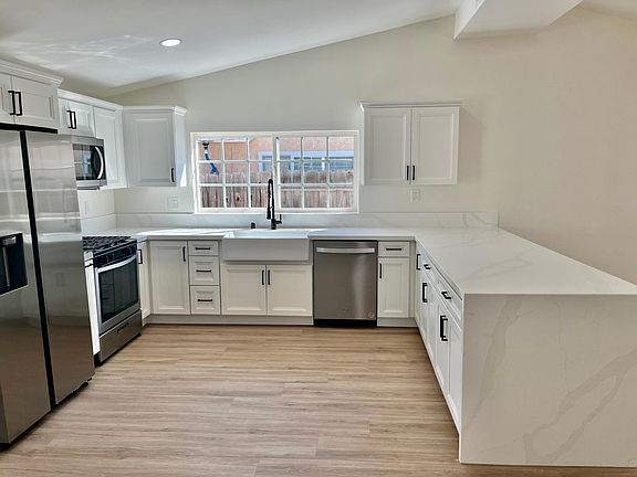3rd image of 3043 Cabrillo Mesa Dr