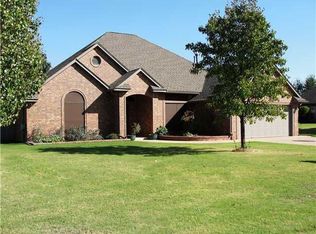 702 N Mockingbird Way, Mustang, OK 73064