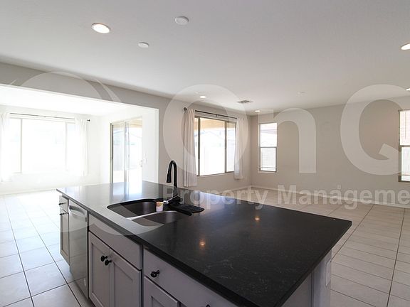 4th image of 8939 W Missouri Ave
