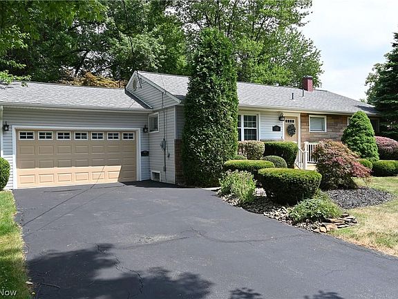 3rd image of 93 Hood Dr