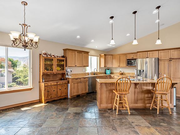 5th image of 1073 Corum Cir