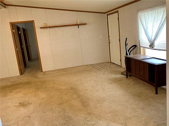3rd image of 216 Island Dr