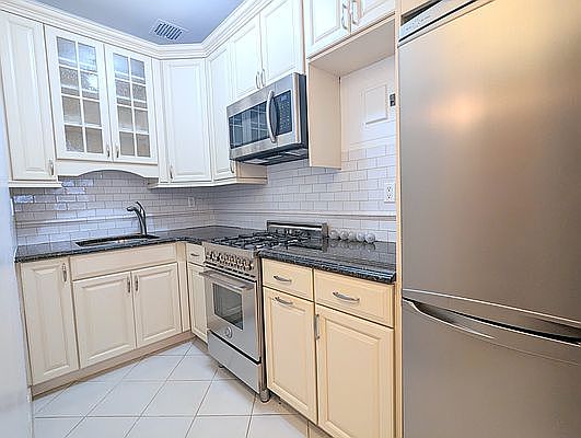5th image of 134 W 71st St APT 3