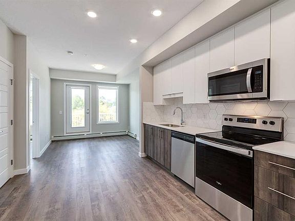 3rd image of 1605 W 17th St SE #212
